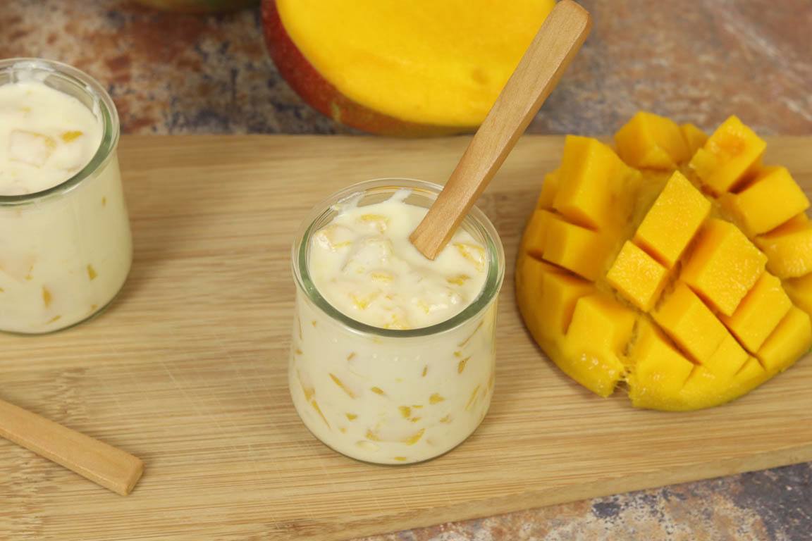 Helado cremoso de yogurt con mango o fresa